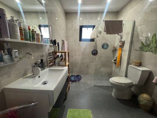 Maison à Louer Almadie Ngor  rue goudronnée image 11