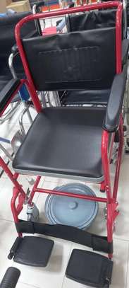 Chaise roulante avec pot neuve image 3