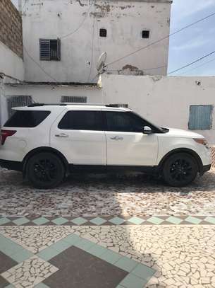 Ford Explorer image 2