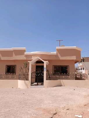 Villa neuve meublée de 500m2 à vendre à Mboro image 2