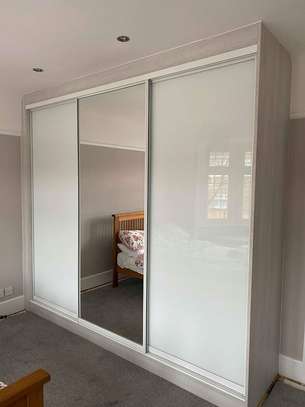 Armoire 4 portes béton gris avec miroir intégré image 4
