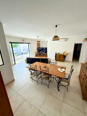 Villa de standing avec piscine privée image 3