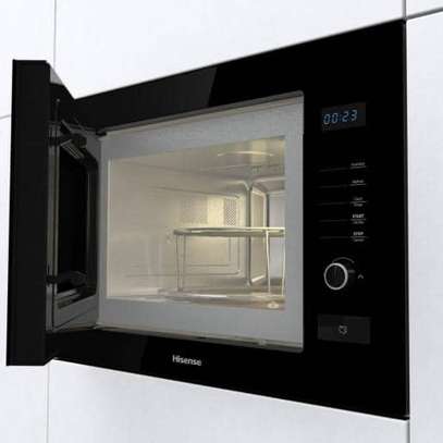 MICRO ONDE 25LITRES HISENSE ENCASTRABLE AVEC GRILLE NOIR image 7