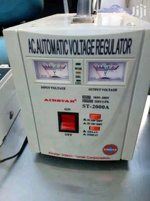 Régulateur de tension (airstar) 2000watts image 3