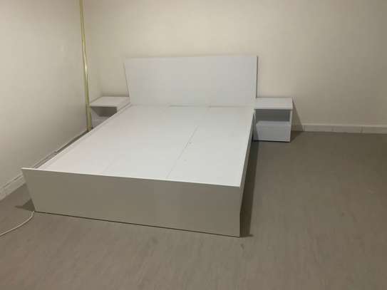 Lits en bois + chevets image 5
