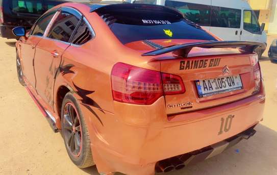 Berline sport orange métallisé jantes noires liseré rouge image 5