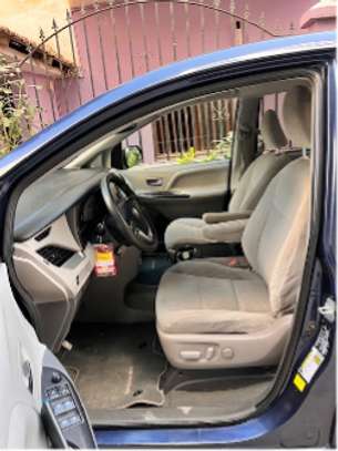 Toyota Sienna LE 2020 (8 places) image 2