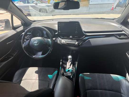 Toyota C-HR hybride SUV compact blanc toit noir image 6