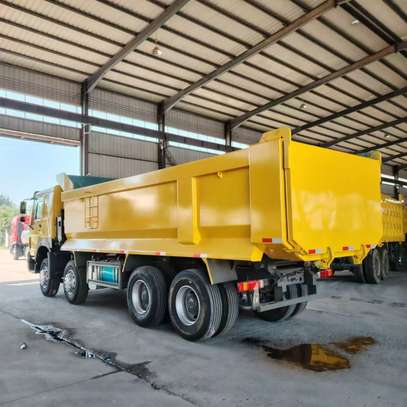 CAMION BENNE SINOTRUK HOWO 8x4 image 3