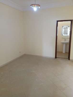 Appartement F4 à louer à la cité Djily Mbaye image 9