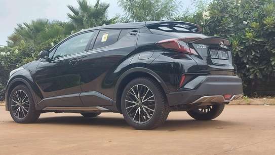 Toyota C-HR SUV compact noir jantes alliage sport image 6