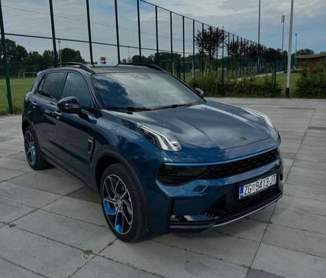 Lynk & Co 01 SUV hybride Bleu métallisé image 2