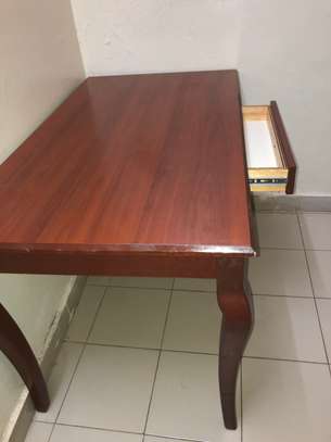 Table avec un tiroir en bois lourd image 3