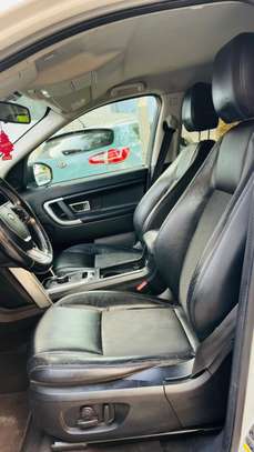 Land Rover Discovery Sport blanc jantes noires SUV image 9