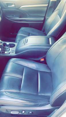 Toyota Highlander limited 7 places image 9