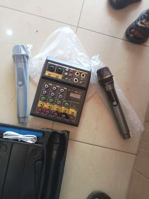 Table de mixage professionnelle avec 2 microphones image 1