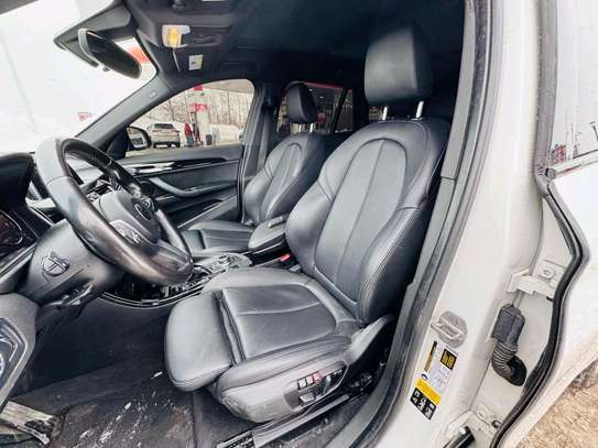 BMW X1 SUV compact blanc capot noir image 5