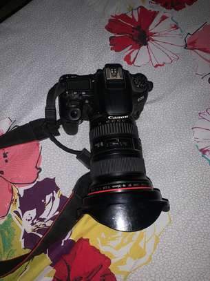 Canon 77D avec Objectif 16-35 f2.8 USM image 1