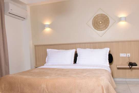 Chambre de luxe a KADISS HOTEL, Sicap Foire image 1