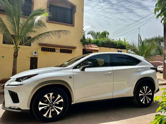 LEXUS NX300h image 5