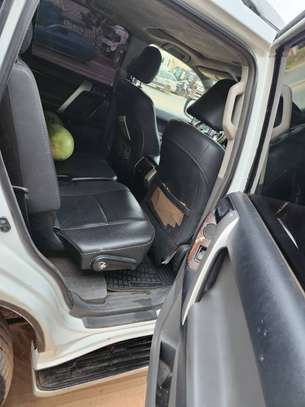 Toyota Land Cruiser SUV blanc robuste image 5