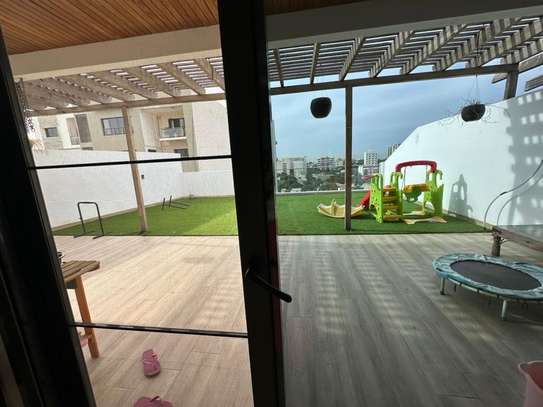 Duplex vide 4 chambres à louer au point E image 11