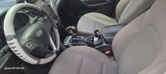 Hyundai Santa Fe 4x4 blanc SUV spacieux image 9