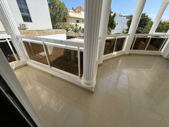 Grande Villa R+1 à louer aux Almadies image 8