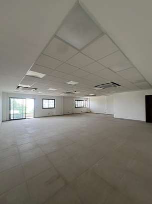 Plateaux de bureau à louer à partir de 465 m² image 12