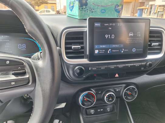 Hyundai Venue 1.6L SUV compact gris métallisé image 4