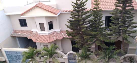 Belle villa R+1a vendre aux Almadies  Dakar image 4