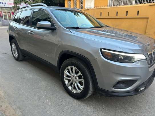 Jeep Cherokee 4x4 SUV Gris métallisé spacieux image 6
