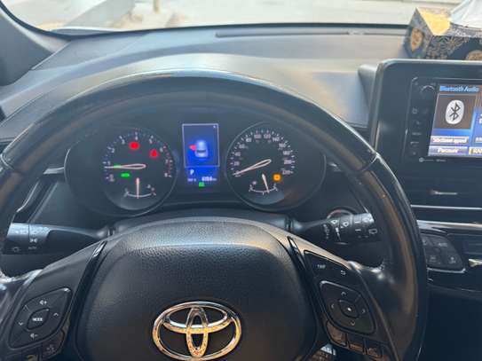 Toyota C-HR SUV compact argent jantes alliage noires image 6