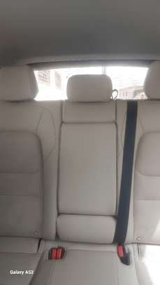 Mazda CX-5 SUV blanc spacieux et fiable image 8