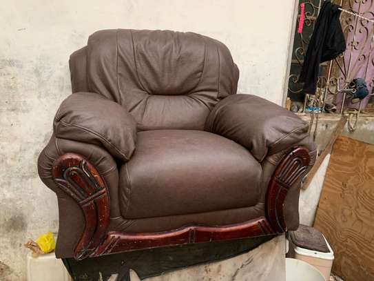 Canape 7 places cuir à bon état image 5