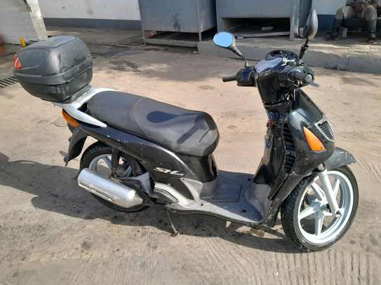 Yekh Gnak Moto Honda SH en très bon état. image 4