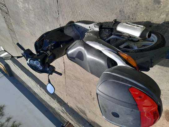 Yekh Gnak Moto Honda SH en très bon état. image 3