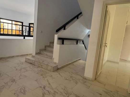 Villa F8 R+1 à Ngor-Almadies image 13