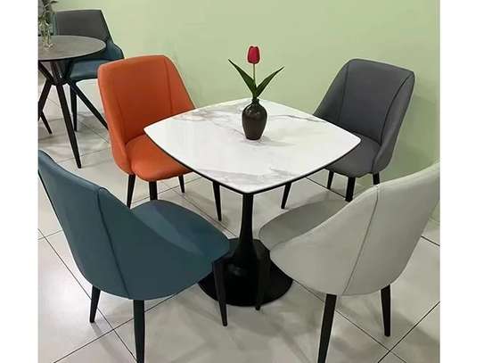 TABLE A MANGER 4 PLACES EN MARBRE CARRE  CLR GRIS/BLANC image 1