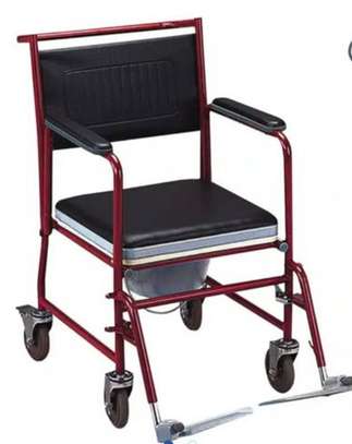 Chaise roulante avec pot neuve image 1
