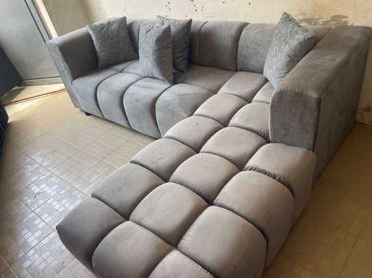 Canapé d'angle beige clair 5-6 places avec pouf rouge image 7