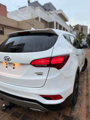 Hyundai santafe 2017 version 4x4 image 9