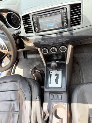 Mitsubishi compacte bleu essence consommation maîtrisée image 9