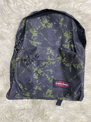 Eastpak sac à dos bleu motifs multicolores standard image 10