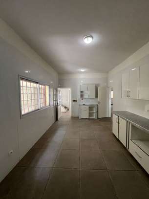 Villa R+1 à vendre au Point E image 6