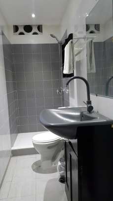 STUDIO F1 BOUYGUES MEUBLE A SACRE COEUR 3 VDN image 5