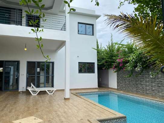 Maison moderne 2 étages avec piscine privée et balcon image 3
