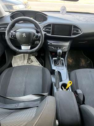 Peugeot image 8