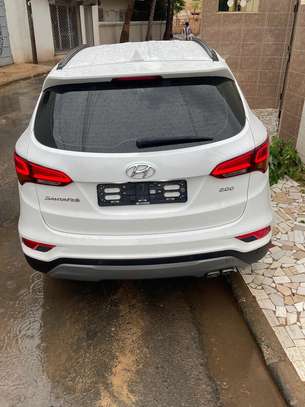 Hyundai  santafe 2018 image 2