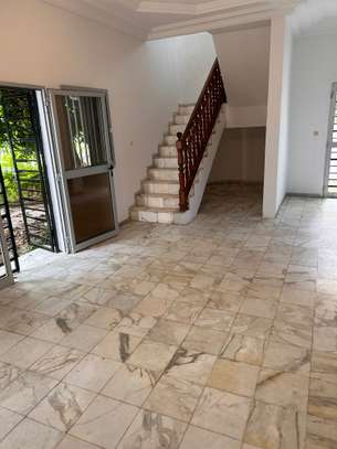 Grande Villa  R+ 1 à louer aux almadies image 13
